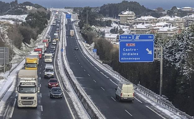 La A-8 reabre tras el colapso de la mañana: «Hoy no llego al curro»