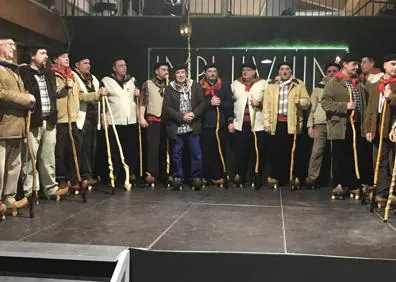 Imagen secundaria 1 - Cantabria conjura el frío cantando las marzas