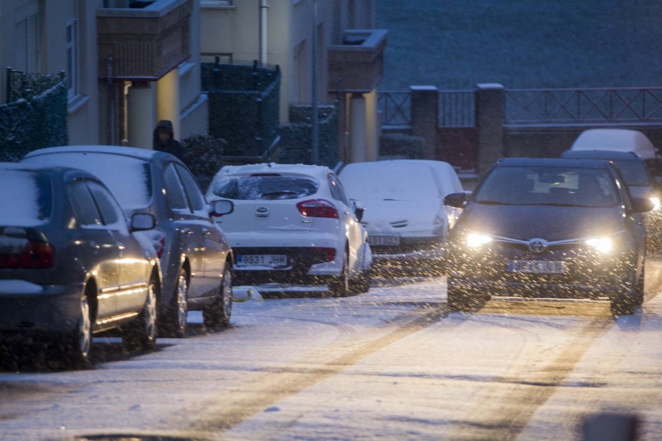 Fotos: A clase y a trabajar bajo la nieve