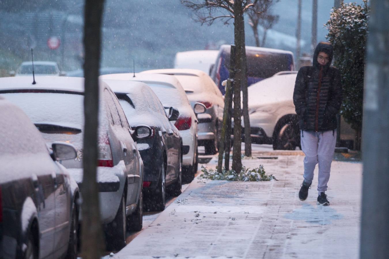 Fotos: A clase y a trabajar bajo la nieve