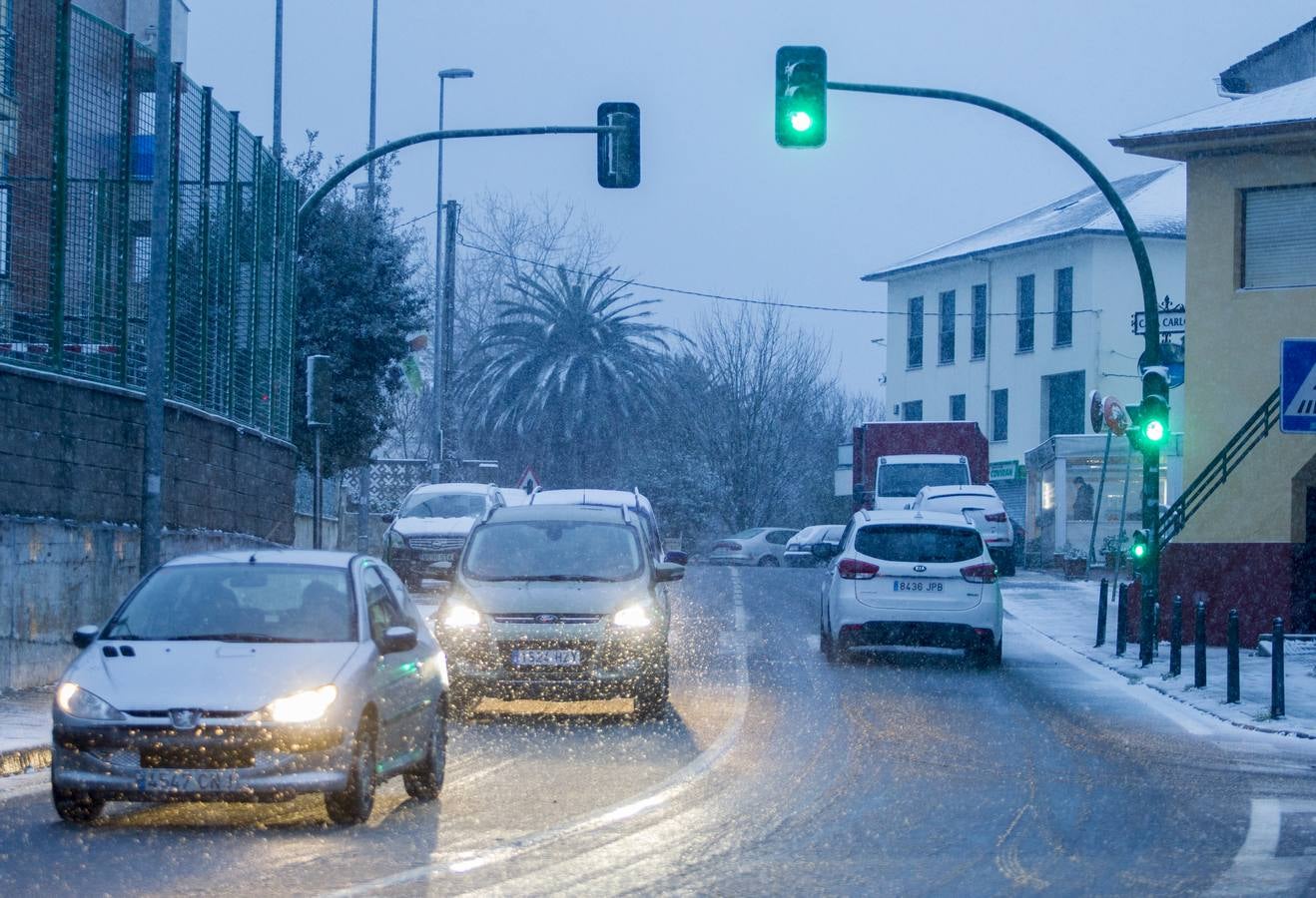 Fotos: A clase y a trabajar bajo la nieve