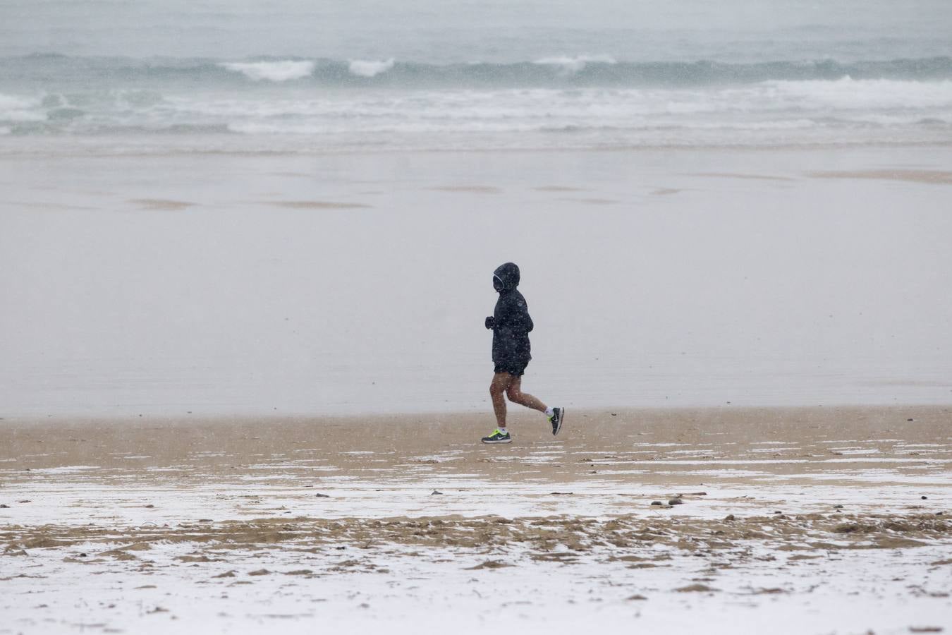 Fotos: A clase y a trabajar bajo la nieve