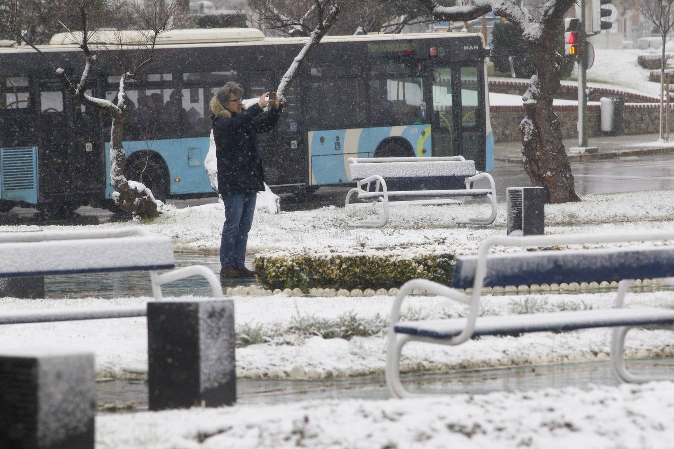 Fotos: A clase y a trabajar bajo la nieve