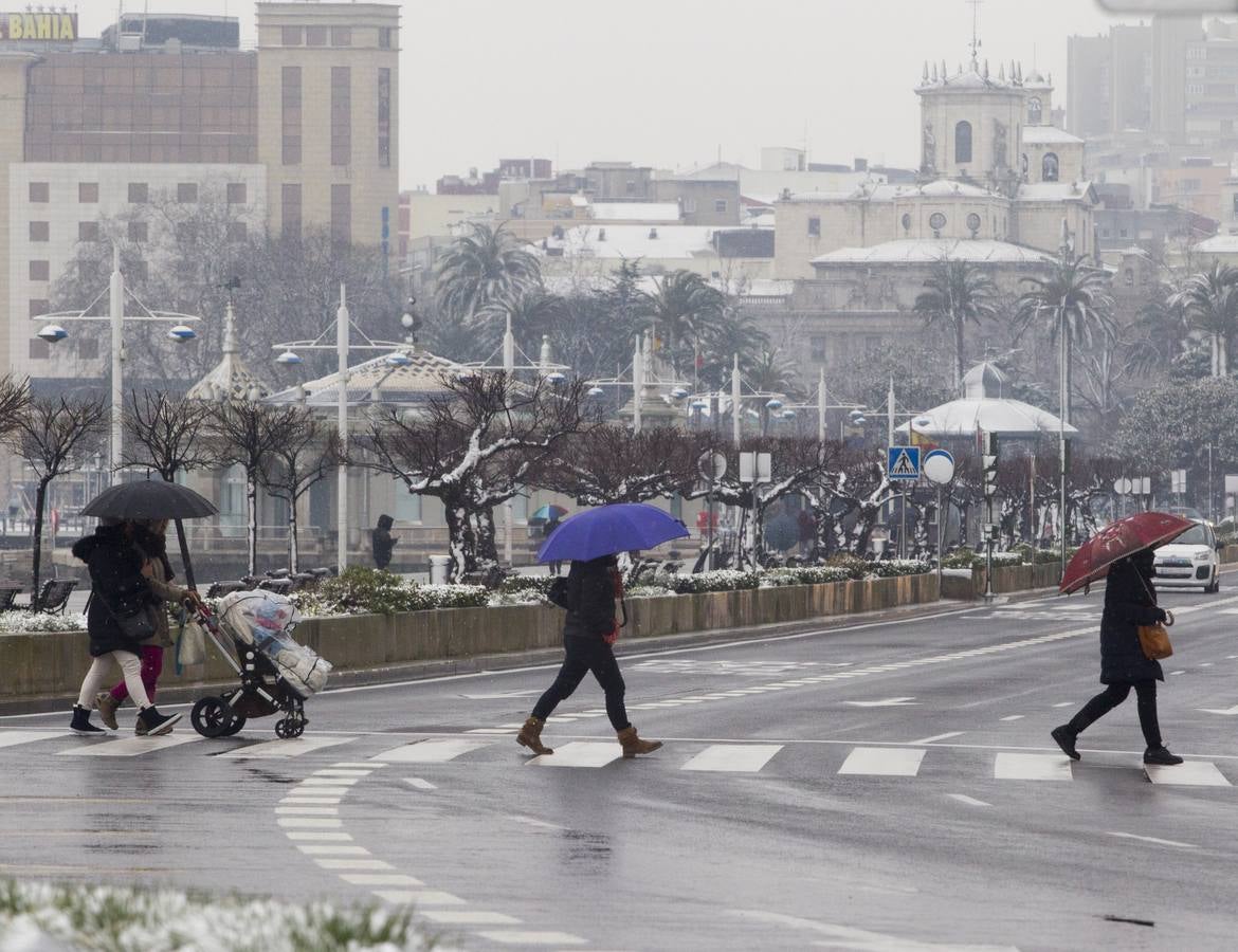 Fotos: A clase y a trabajar bajo la nieve