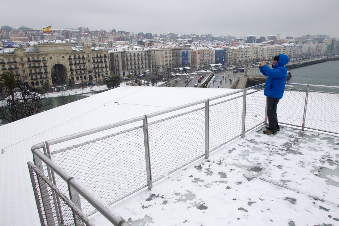 Fotos: A clase y a trabajar bajo la nieve