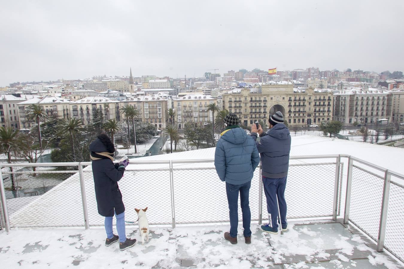 Fotos: A clase y a trabajar bajo la nieve