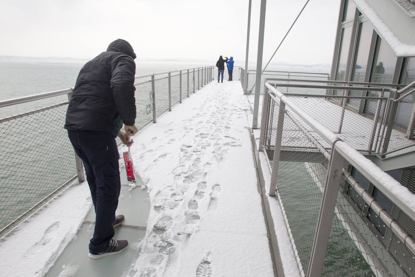 Fotos: A clase y a trabajar bajo la nieve