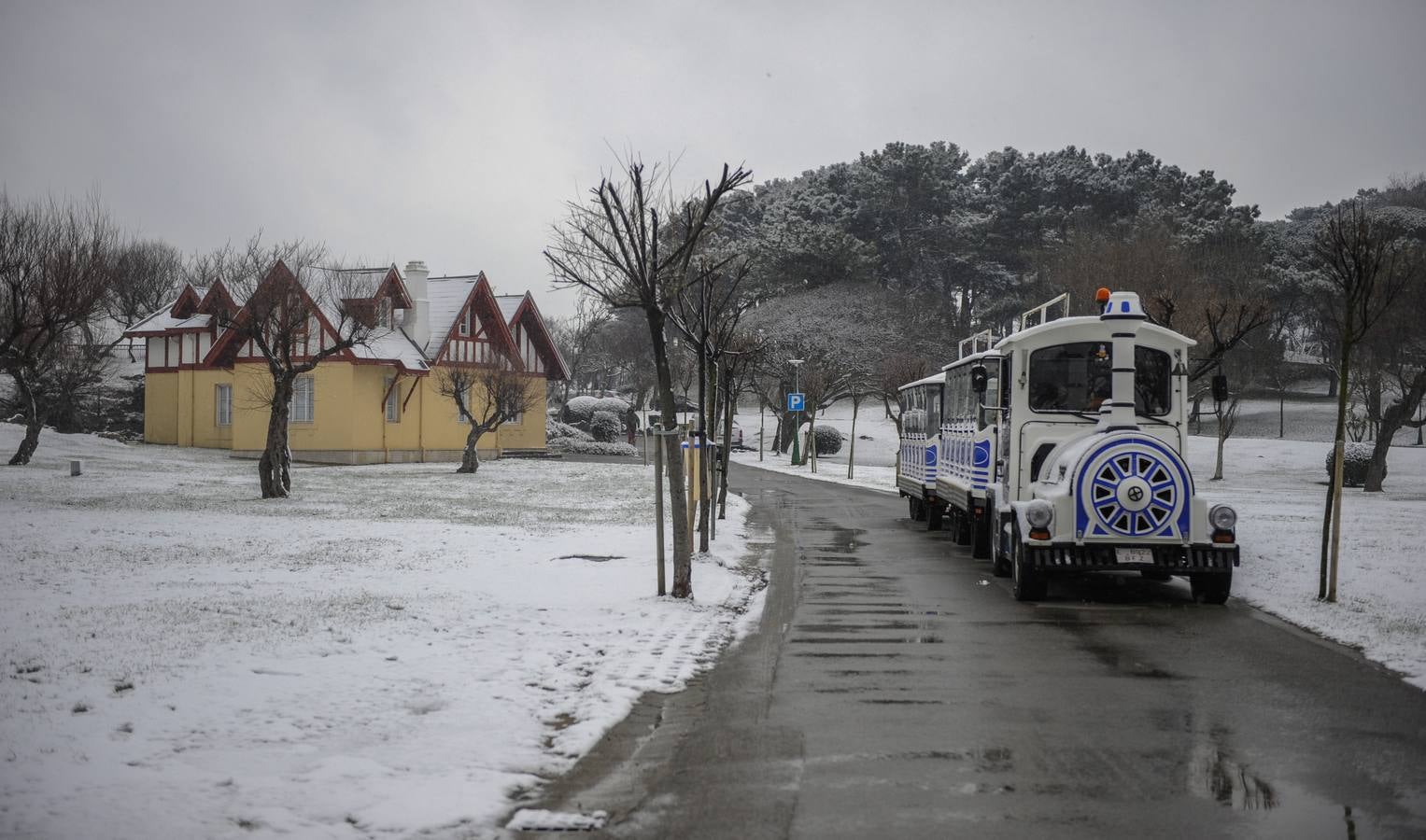 Fotos: A clase y a trabajar bajo la nieve