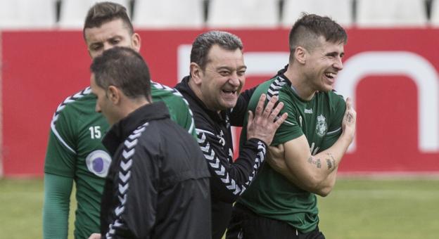 Pouso se ríe con Aquino, mientras que Lázaro conversa con Raúl García (en primer término), el segundo entrenador.