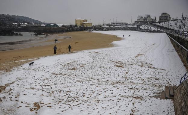 Imagen principal - ¿Por qué ha nevado en la costa?