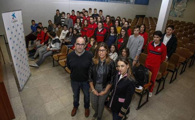 Estudiantes del Colegio Nuestra Señora de la Paz, de Torrelavega, durante el taller impartido por CaixaBank.