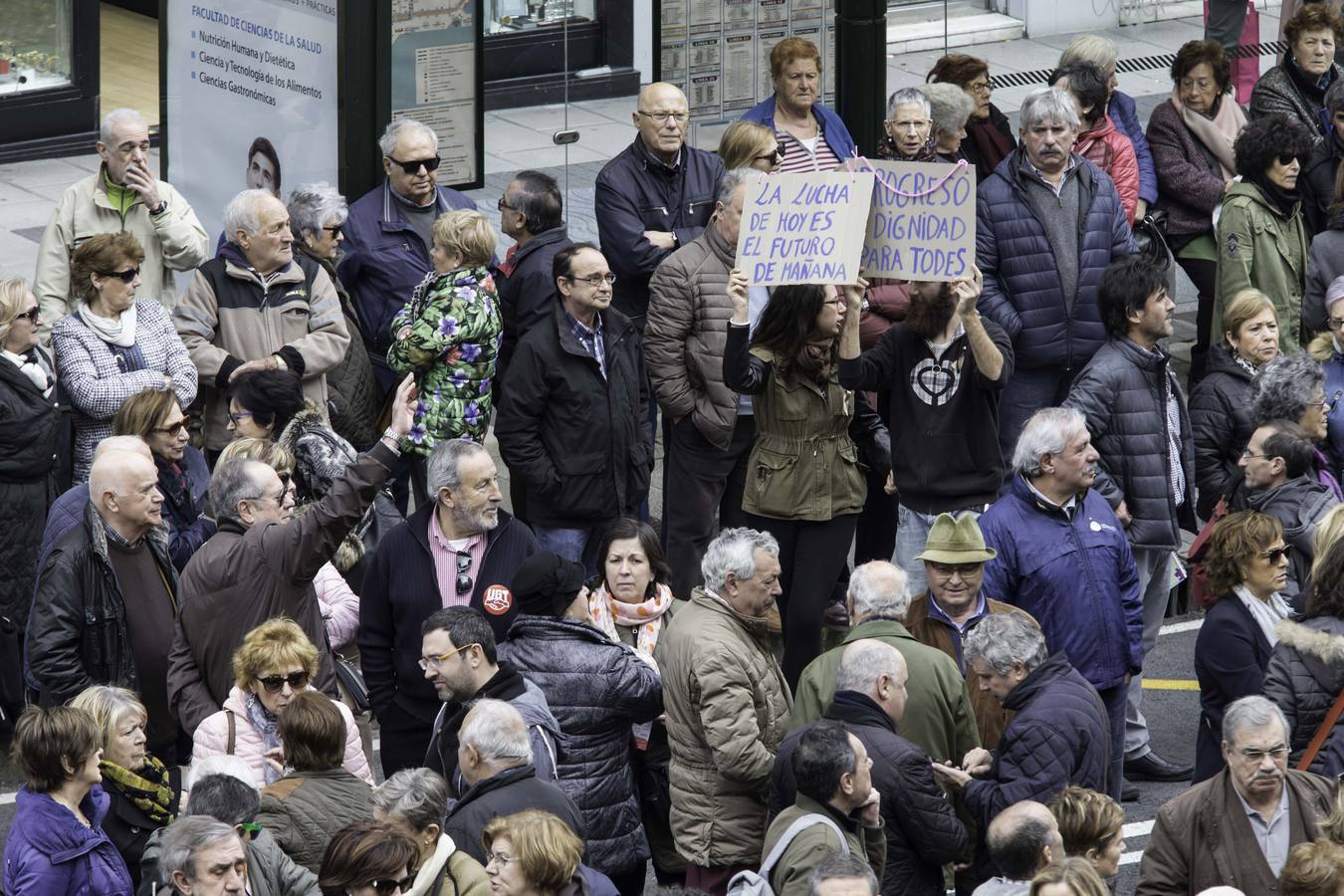 Más de un millar de cántabros ha salido esta mañana a las calles de Santander para denunciar la subida del 0,25% de las pensiones por parte del ejecutivo de Mariano Rajoy. Una protesta que hoy se ha repetido en todas las capitales del país.