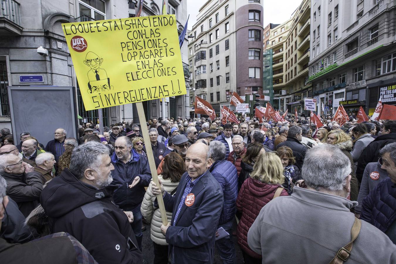 Más de un millar de cántabros ha salido esta mañana a las calles de Santander para denunciar la subida del 0,25% de las pensiones por parte del ejecutivo de Mariano Rajoy. Una protesta que hoy se ha repetido en todas las capitales del país.