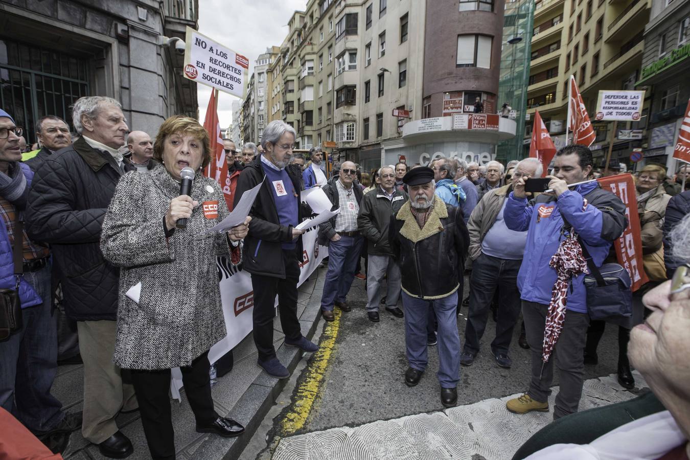 Más de un millar de cántabros ha salido esta mañana a las calles de Santander para denunciar la subida del 0,25% de las pensiones por parte del ejecutivo de Mariano Rajoy. Una protesta que hoy se ha repetido en todas las capitales del país.