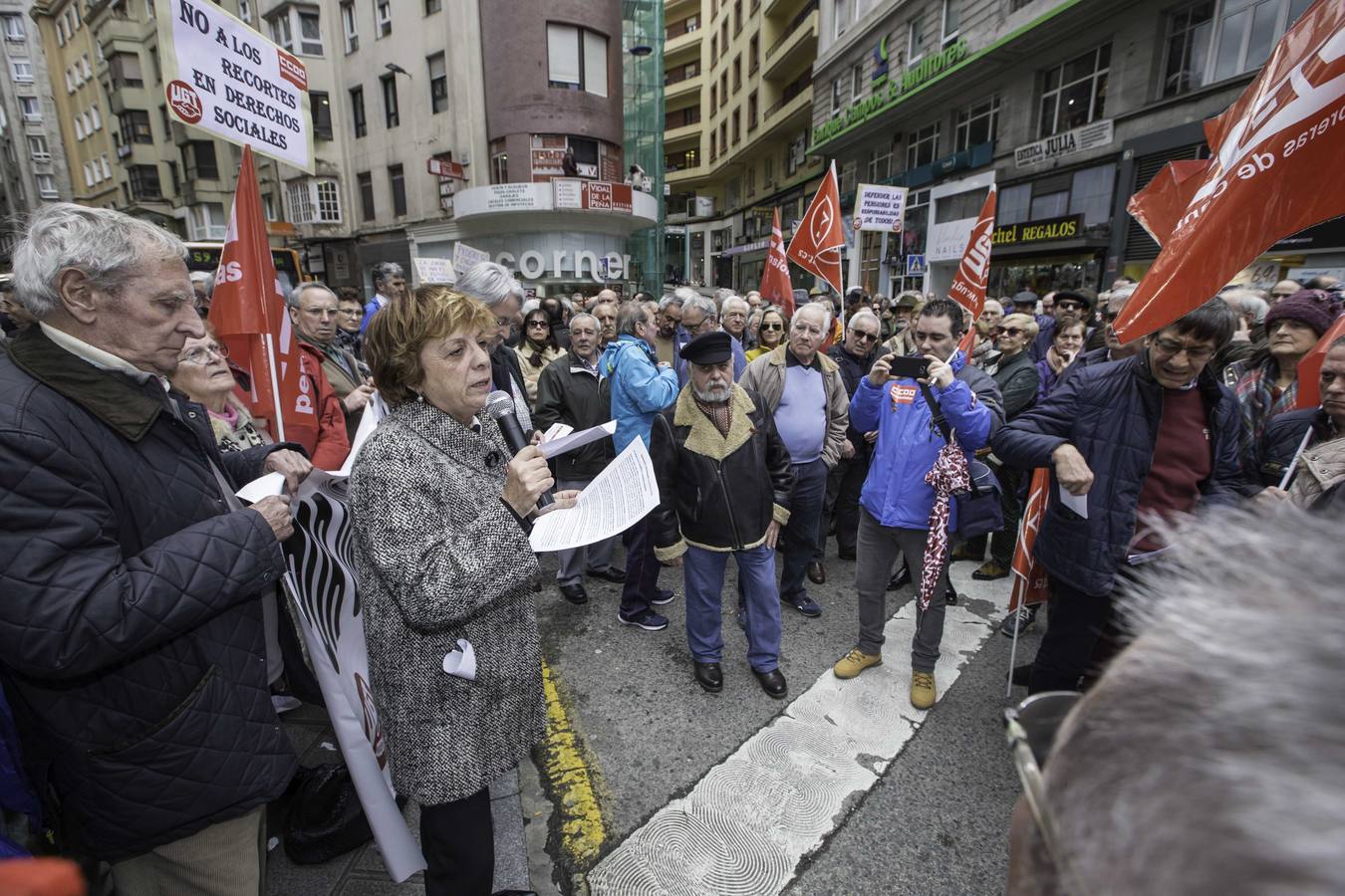 Más de un millar de cántabros ha salido esta mañana a las calles de Santander para denunciar la subida del 0,25% de las pensiones por parte del ejecutivo de Mariano Rajoy. Una protesta que hoy se ha repetido en todas las capitales del país.