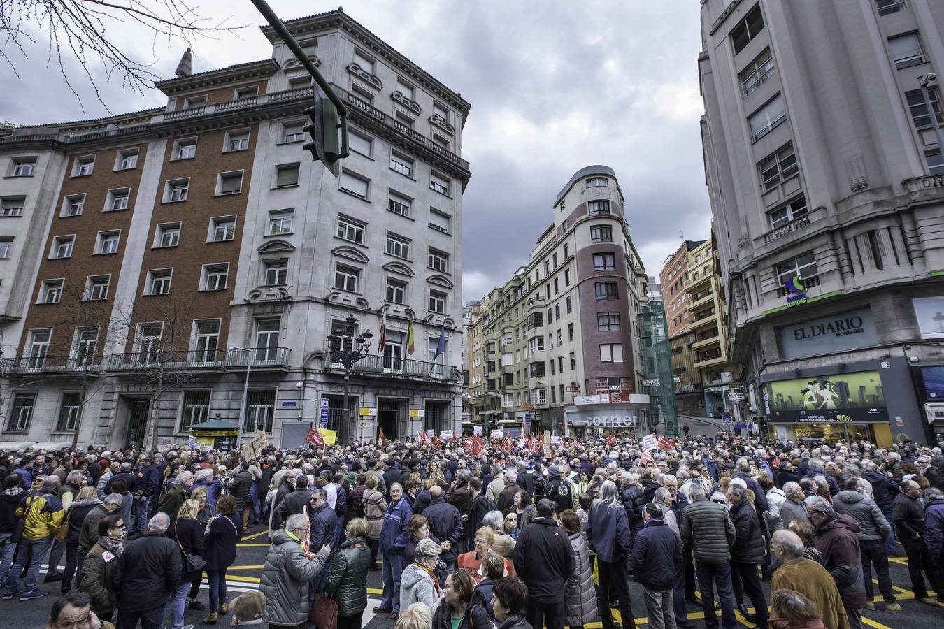 Más de un millar de cántabros ha salido esta mañana a las calles de Santander para denunciar la subida del 0,25% de las pensiones por parte del ejecutivo de Mariano Rajoy. Una protesta que hoy se ha repetido en todas las capitales del país.