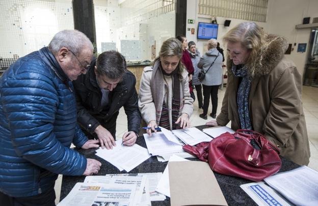 Los vecinos de Magallanes presentaron ayer 600 firmas pidiendo mejoras en la calle. 