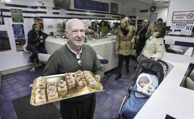 José María ‘Caballo’ Villalón, con una bandeja de su especialidad, el canapé de bocado que le ha dado fama durante cinco décadas.