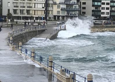 Imagen secundaria 1 - El mar salta al paseo en la Segunda de El Sardinero