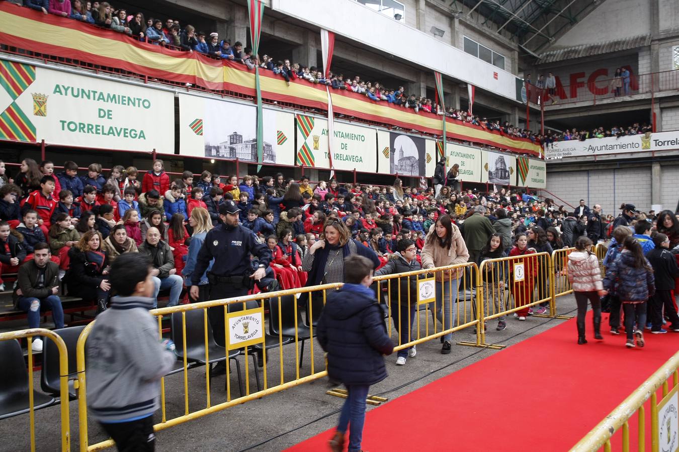 1.200 niños han acudido a una exhibición en el Mercado Nacional de Ganados de Torrelavega para ver cómo trabajan los policías