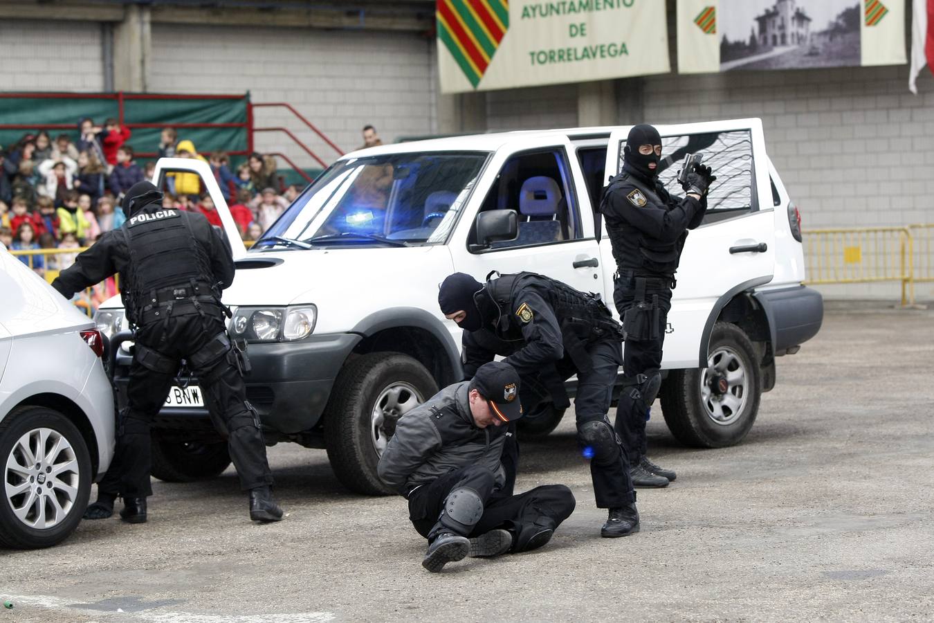 1.200 niños han acudido a una exhibición en el Mercado Nacional de Ganados de Torrelavega para ver cómo trabajan los policías