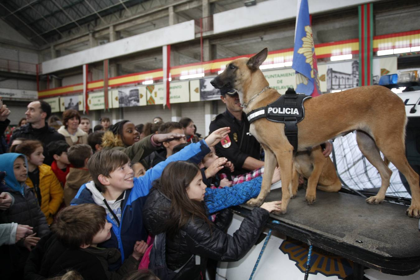 1.200 niños han acudido a una exhibición en el Mercado Nacional de Ganados de Torrelavega para ver cómo trabajan los policías