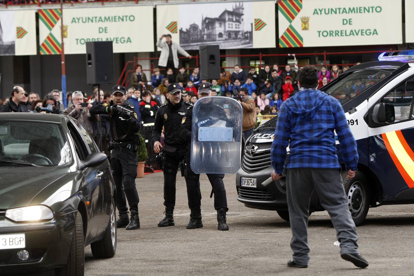 1.200 niños han acudido a una exhibición en el Mercado Nacional de Ganados de Torrelavega para ver cómo trabajan los policías