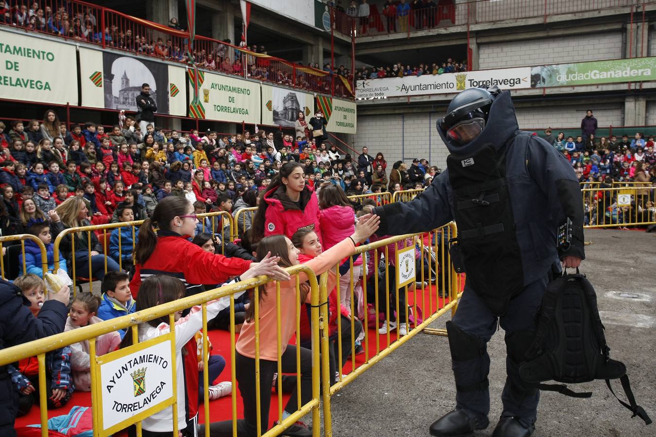 1.200 niños han acudido a una exhibición en el Mercado Nacional de Ganados de Torrelavega para ver cómo trabajan los policías