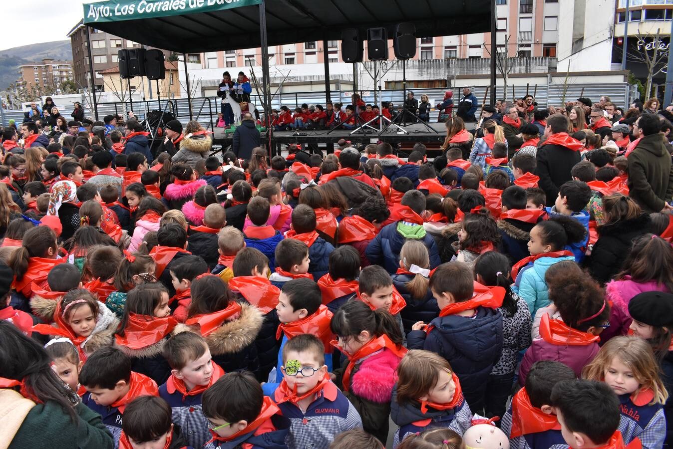 Fotos: Más de un millar de niños cantan las marzas en Los Corrales