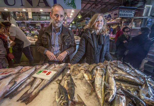 Francisco Velasco y Victoria Ortíz de Zárate, investigadores del Instituto Español de Oceanografía, colaboran en el estudio de la biomasa de especies marinas. 