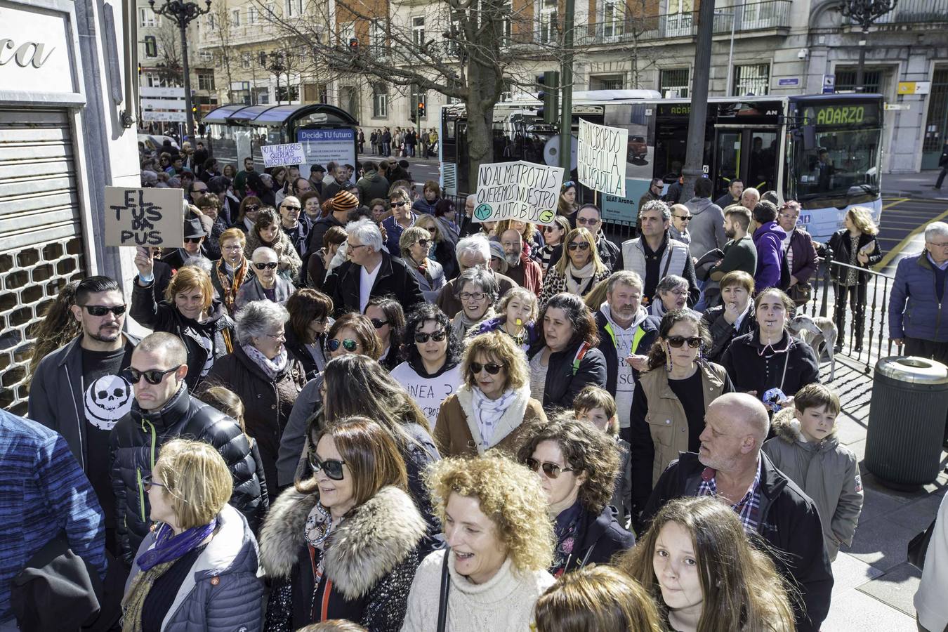 Los vecinos descontentos con el nuevo MetroTus han tomado este sábado las calles de Santander