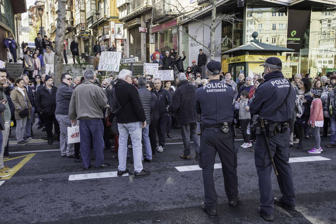 Los vecinos descontentos con el nuevo MetroTus han tomado este sábado las calles de Santander