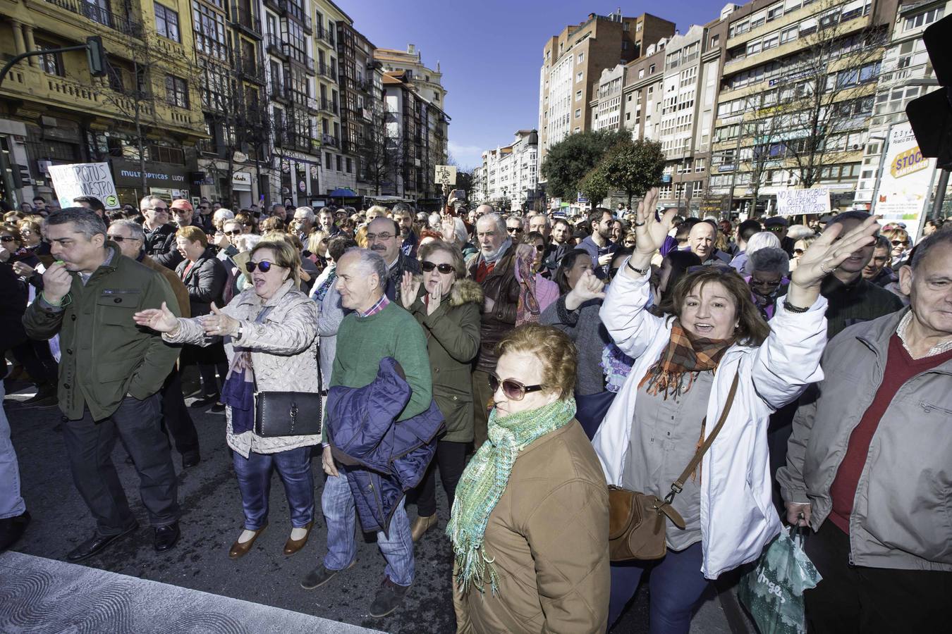 Los vecinos descontentos con el nuevo MetroTus han tomado este sábado las calles de Santander