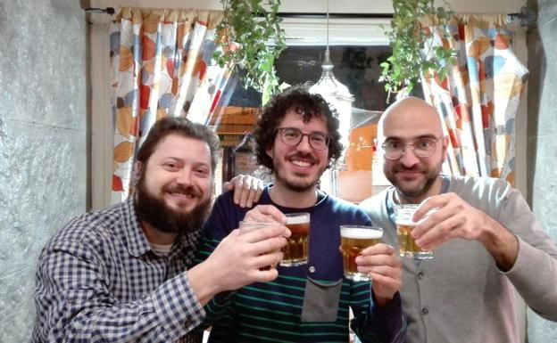 De izquierda a derecha, Alberto, Emilio y Álvaro, tres de los cinco socios de Libros del KO. 