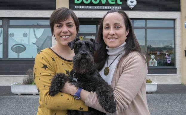 Verónica y Raquel, frente a su clínica de Boo de Piélagos.