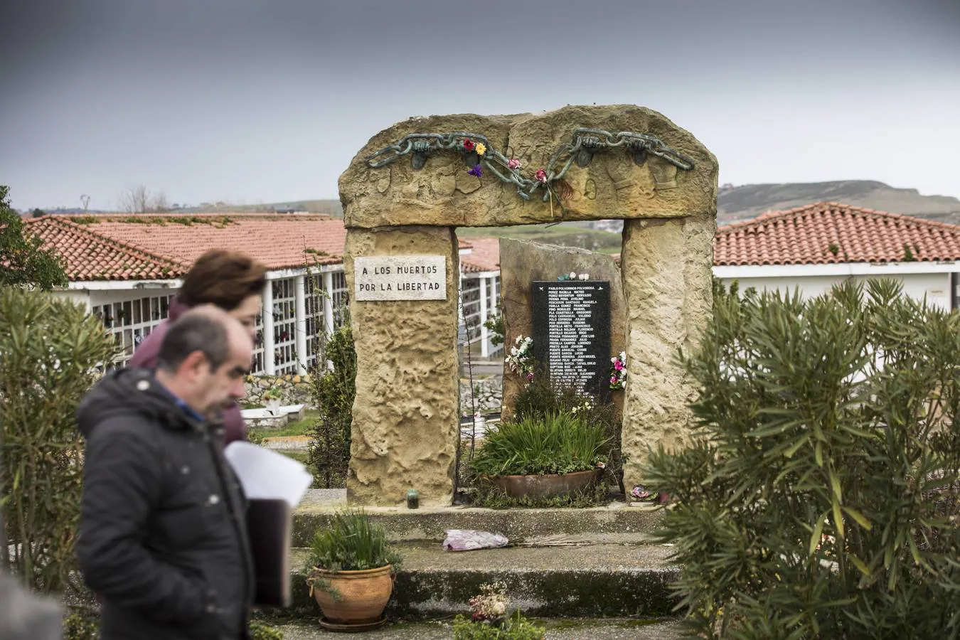 Tumbas de republicanos en el cementerio de Ciriego.