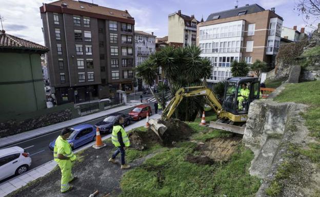 Imagen principal - El parque Recaredo, en Cisneros, tendrá un acceso peatonal con mirador en dos semanas