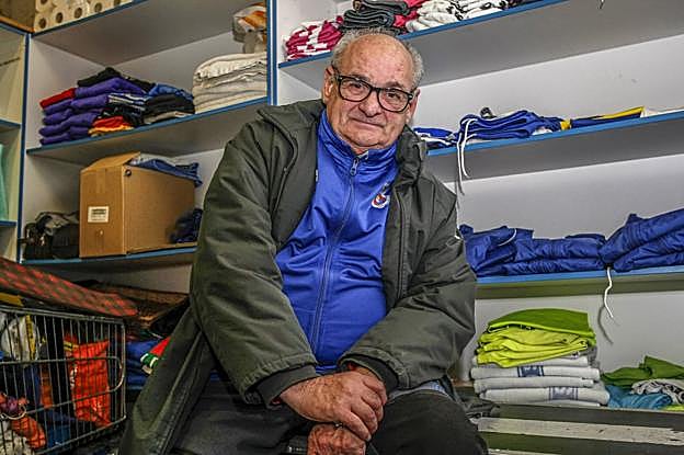 José García Suárez posa en el cuarto donde guarda el material deportivo de la Gimnástica. 