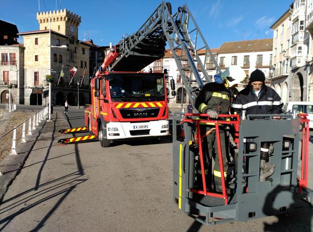 El año pasado una empresa acudió a Castro para realizar una exhibición de un camión autoescala como el que va a adquirirse.