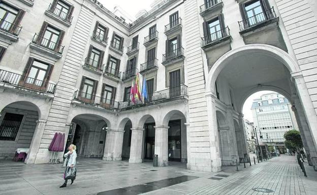 La Cámara de Comercio ha conseguido un crédito hipotecario y no venderá su sede situada en la Plaza Porticada. 