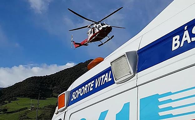 El helicóptero vuela ya con el herido por encima de la ambulancia del centro de Salud de Potes.