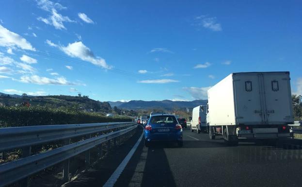 Coches parados en la A-67 esta mañana, poco antes de llegar a Torrelavega.