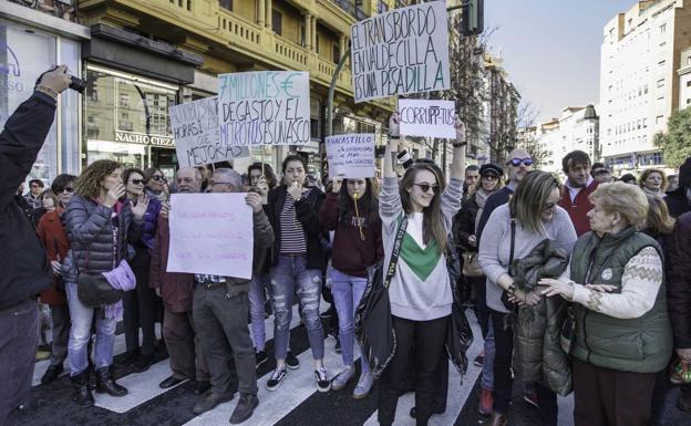 La movilización de los vecinos, el pasado sábado, frente al Ayuntamiento de Santander. 