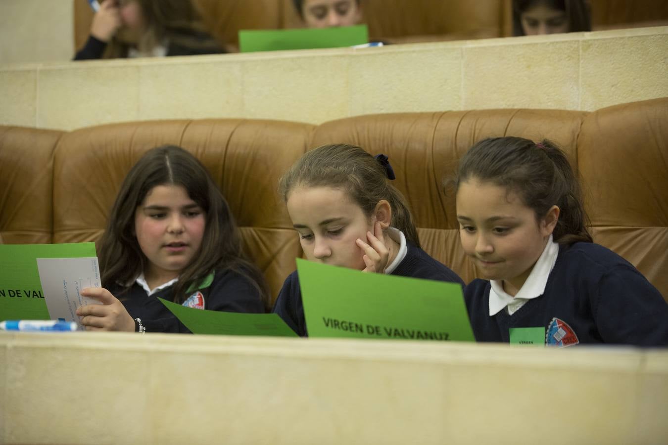 Fotos: Los niños toman el pleno del Parlamento cántabro