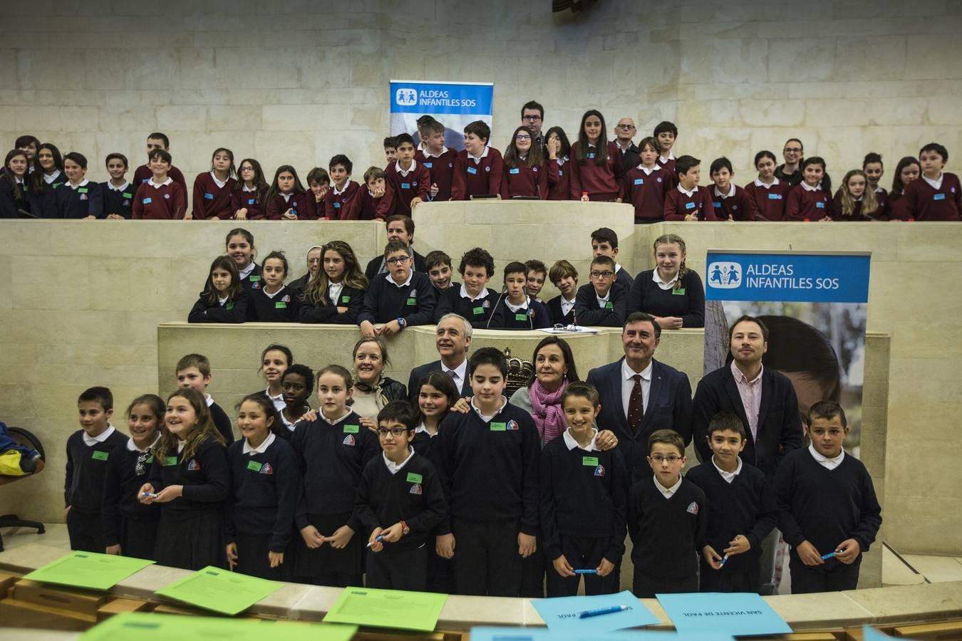 Fotos: Los niños toman el pleno del Parlamento cántabro