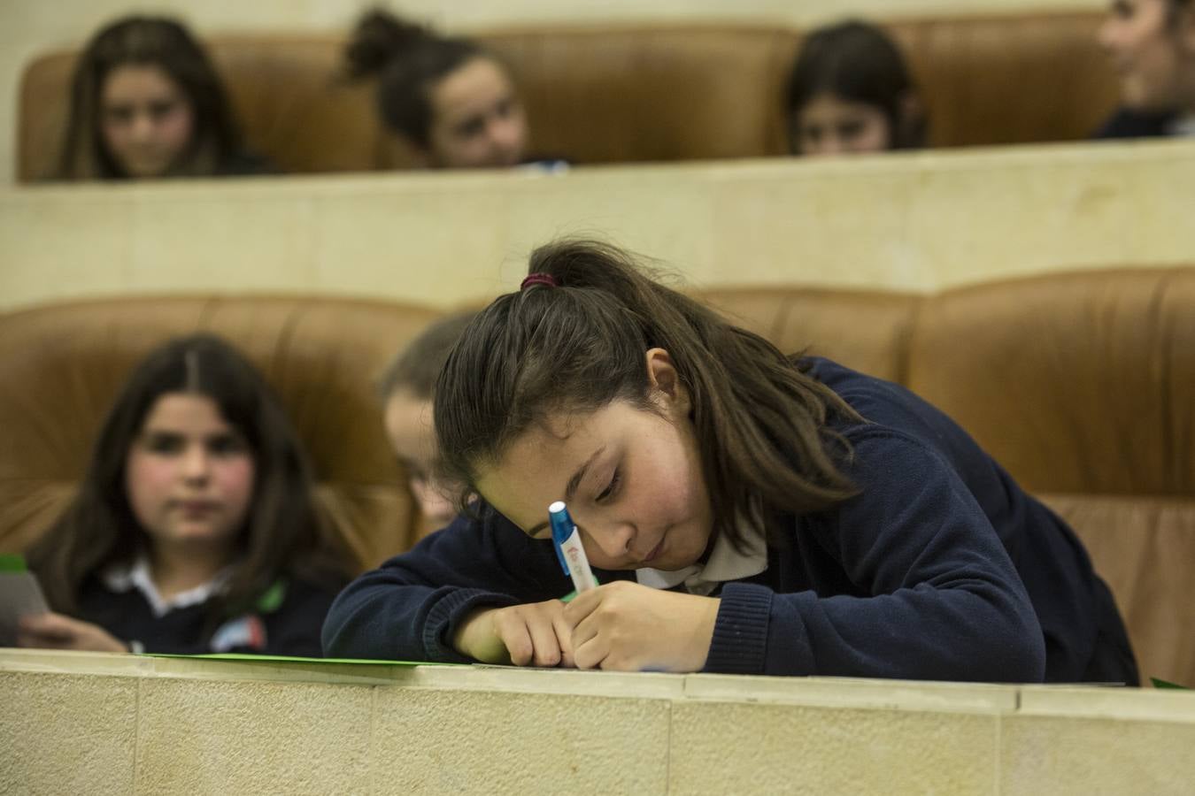 Fotos: Los niños toman el pleno del Parlamento cántabro