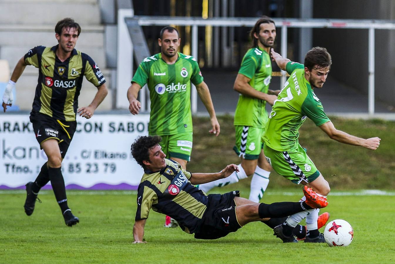 Quique Rivero se lleva el balón.