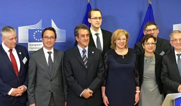 Corina Cretu y Francisco Martín, ayer en Bruselas con el resto de representantes de las regiones seleccionadas.