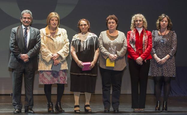 Miguel Ángel Revilla y Rosa Eva Díaz Tezanos, con las representantes de las asociaciones premiadas por su 25 aniversario. 