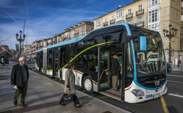 Un autobús de los que circula por la Línea Central, la que une con rapidez Valdecilla con El Sardinero y viceversa. 